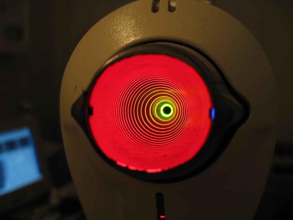 Corneal topography device displaying concentric rings